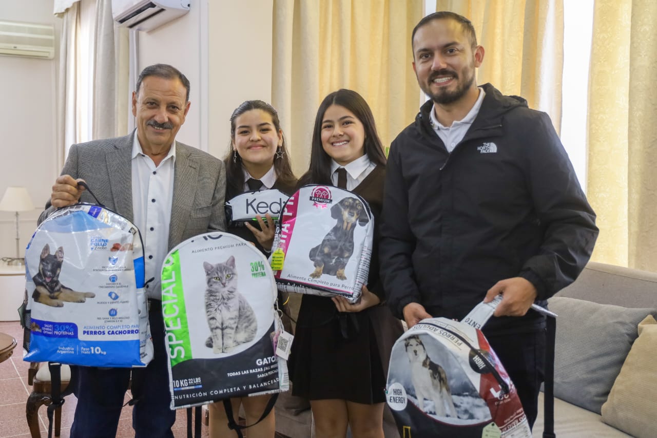 Quintela recibió a estudiantes de la Escuela Pío XII que le obsequiaron mochilas recicladas al Papa Francisco 