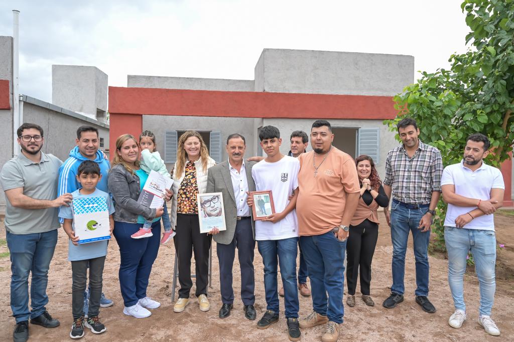 Plan Angelelli. Ricardo Quintela en la entrega de viviendas en el barrio Santa Bárbara.