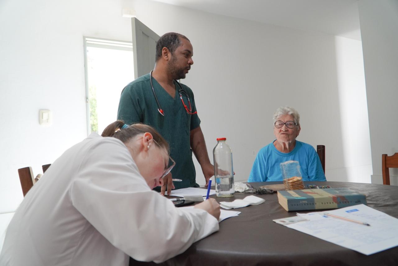 Equipos de salud realizaron  un operativo territorial en el barrio 8 de Diciembre.