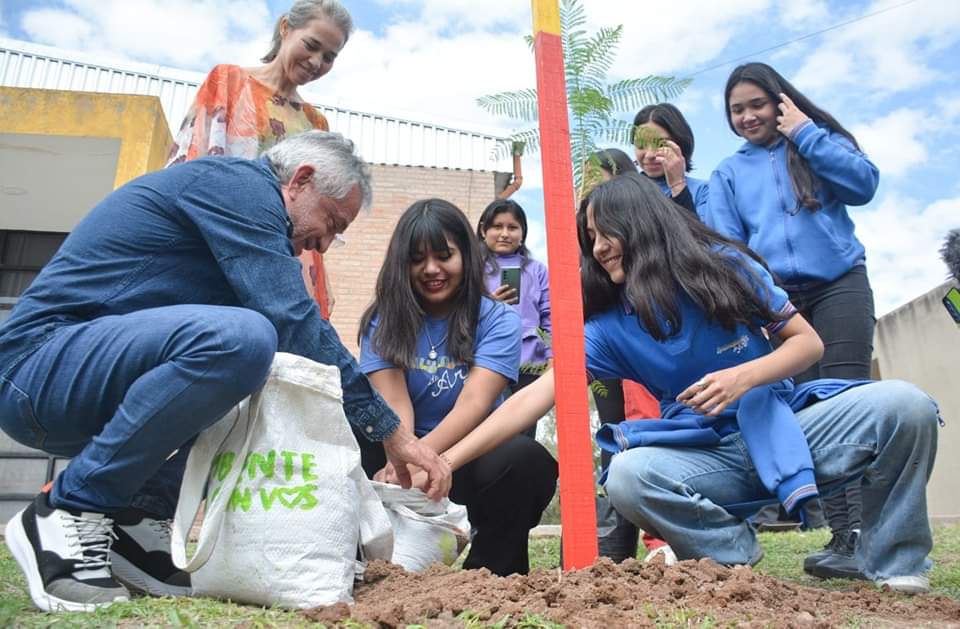 Alumnos y Alumnas del Polivalente de Arte junto al intendente Armando Molina plantaron el arbol N° 2000.