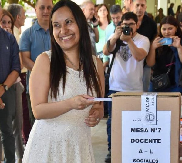 Contundente triunfo de Natalia Albarez Gómez que fue elegida como nueva rectora de la UNLAR. 