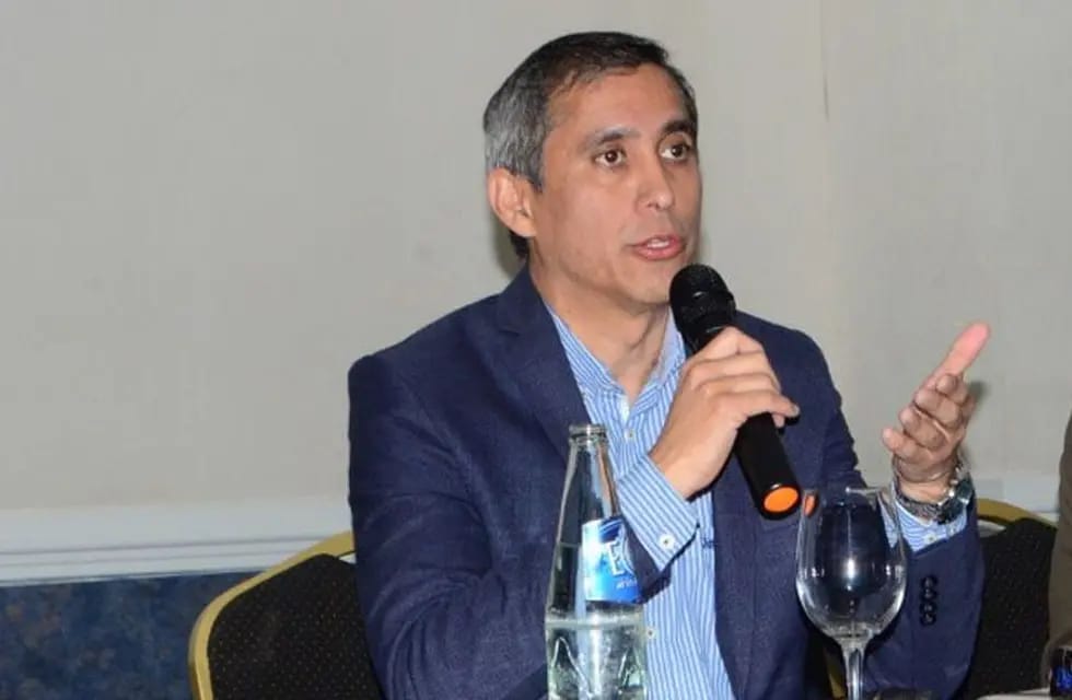 Paredes Urquiza propone un sistema técnico-tecnológico, bilingües y de jornadas completas