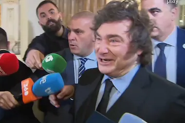 Se cruz&oacute; con periodistas locales que quisieron hacerle preguntas &ldquo;Est&uacute;pidos incompetentes zurdos empobrecedores&rdquo;: 