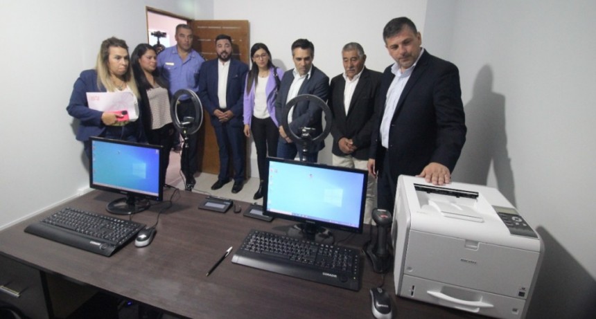 Bordagaray inauguró el nuevo centro de emision de licencia de conducir en Famatina. 