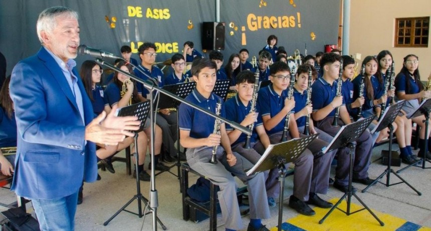 La Banda de Música de la Escuela San Francisco recibió nuevos Instrumentos .                          