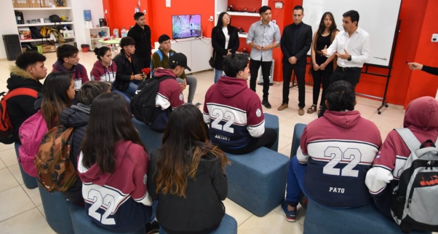 El ministro de Educación visitó a estudiantes de Núcleo del Conocimiento de Villa Union