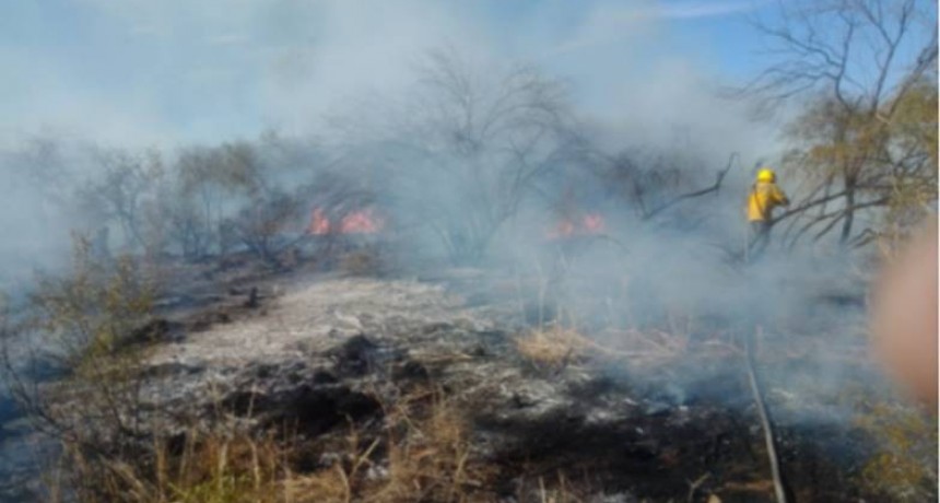 Bomberos de Capital y Chepes informaron al Secretario de la Gobernacion el cuadro de situacion de los incendios