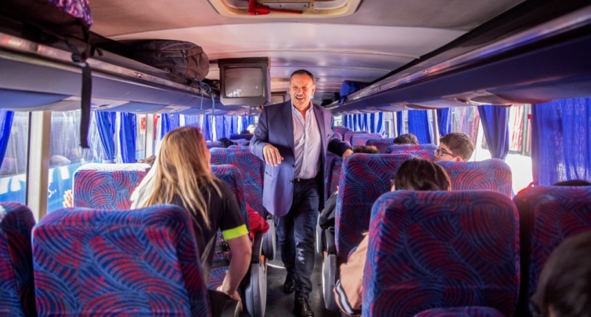 El gobernador Ricardo Quintela despidió al primer contingente de estudiantes del Programa “Destino La Rioja”