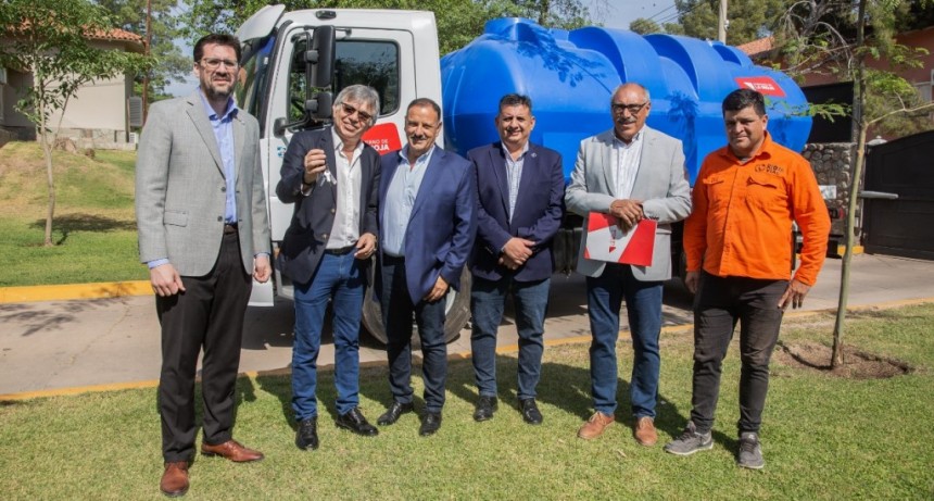 El Gobierno Provincial entrega camiones cisternas a los municipios para afrontar la sequía 