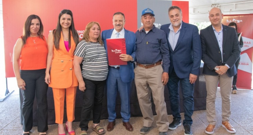 El gobernador Ricardo Quintela entregó 122 escrituras a vecinos de los barrios Nueva Esperanza y La Cañada