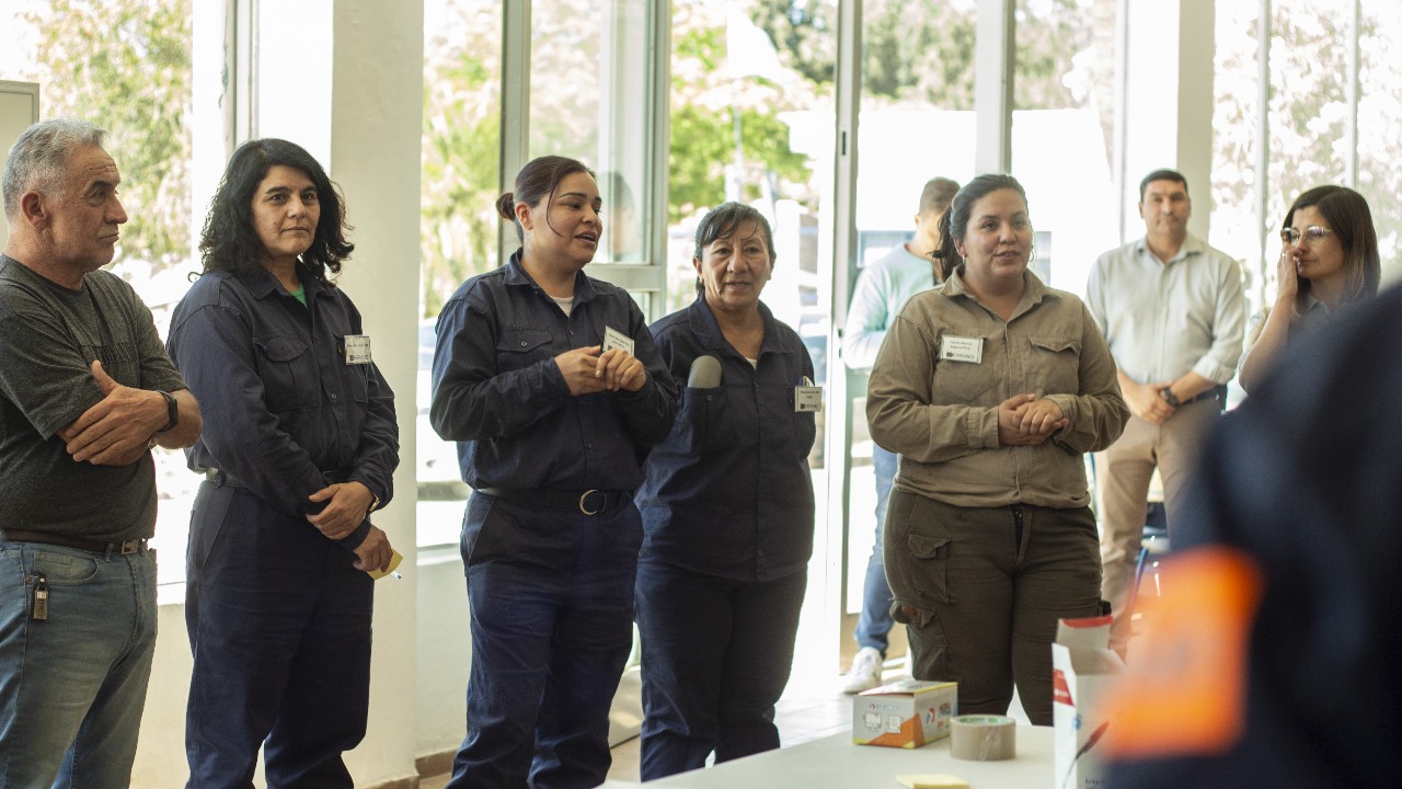 Egresadas del Programa Constructoras realizaron un entrenamiento en la fábrica Serrano S.A.