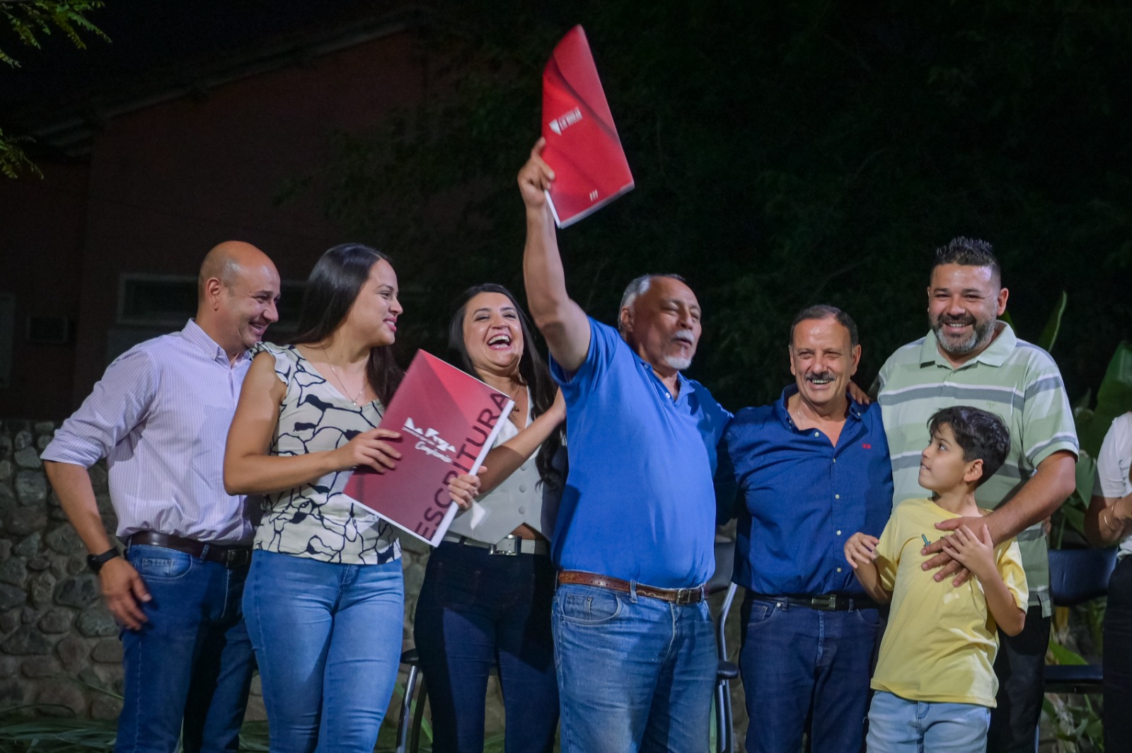 El gobernador Ricardo Quintela hizo entrega de escrituras a vecinos y vecinas de siete barrios de la Capital.