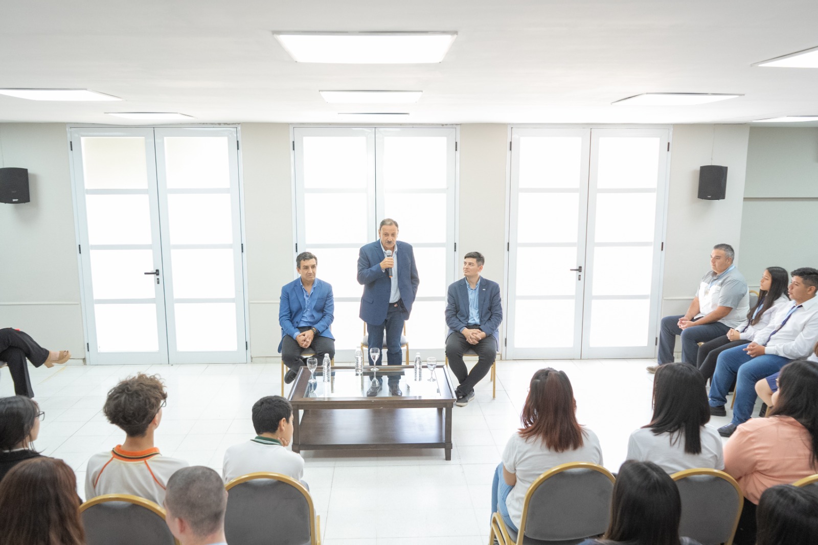 Entrega de certificados a estudiantes que participaron de las olimpíadas.