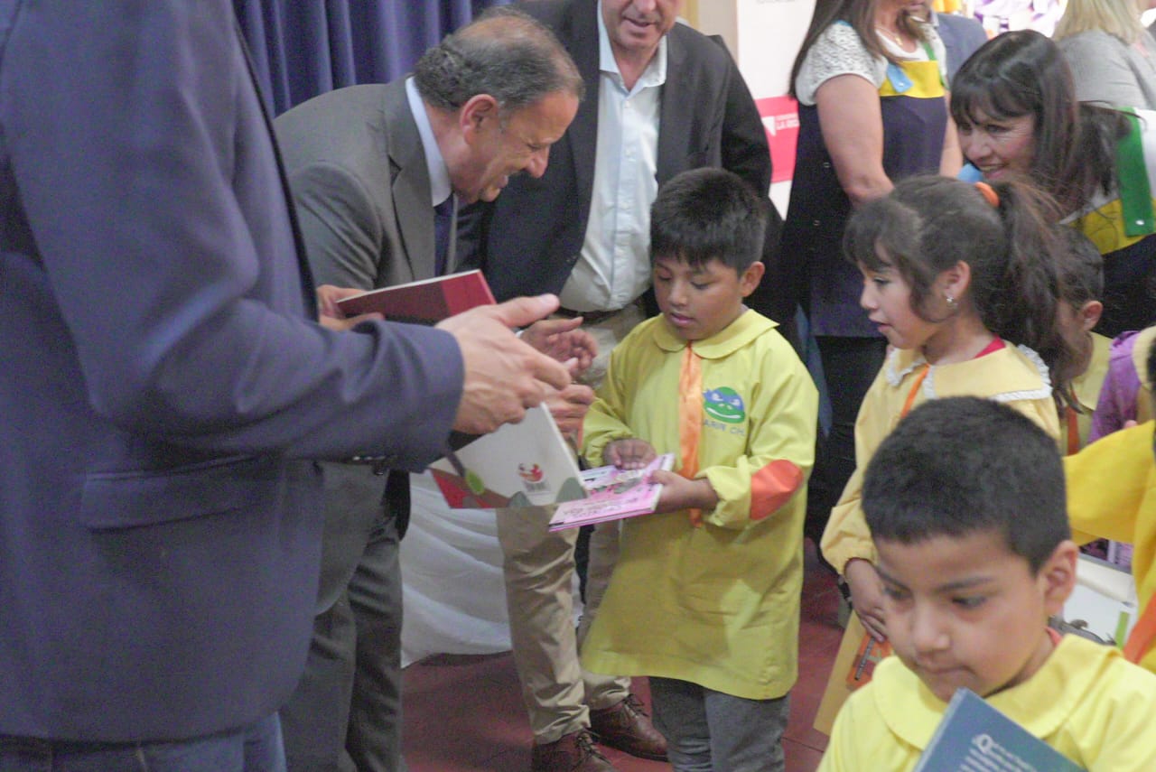 El gobernador Quintela entregó computadoras, pisos tecnológicos y juegos para continuar fortaleciendo el sistema educativo en Chilecito.