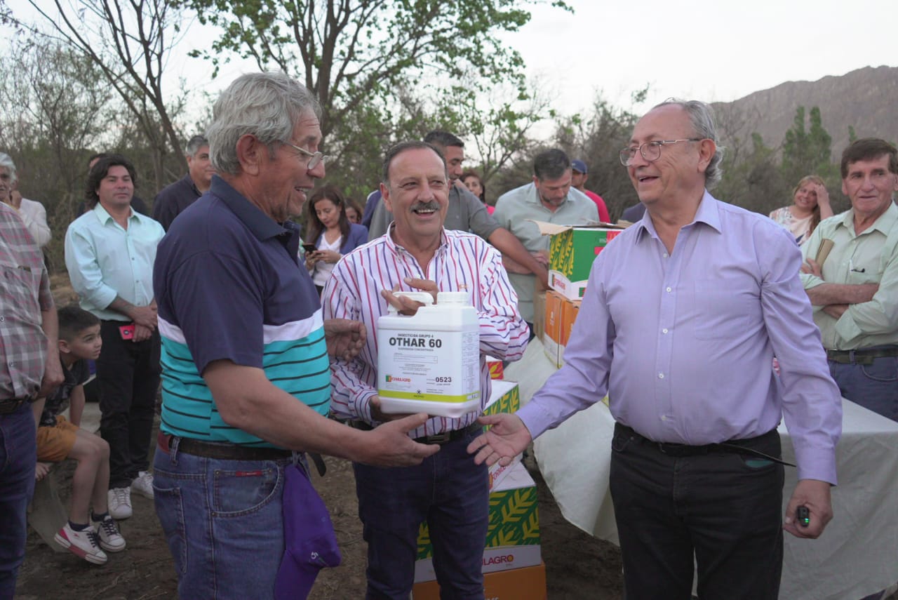 Entrega de decretos de designación en escuela de Famatina  