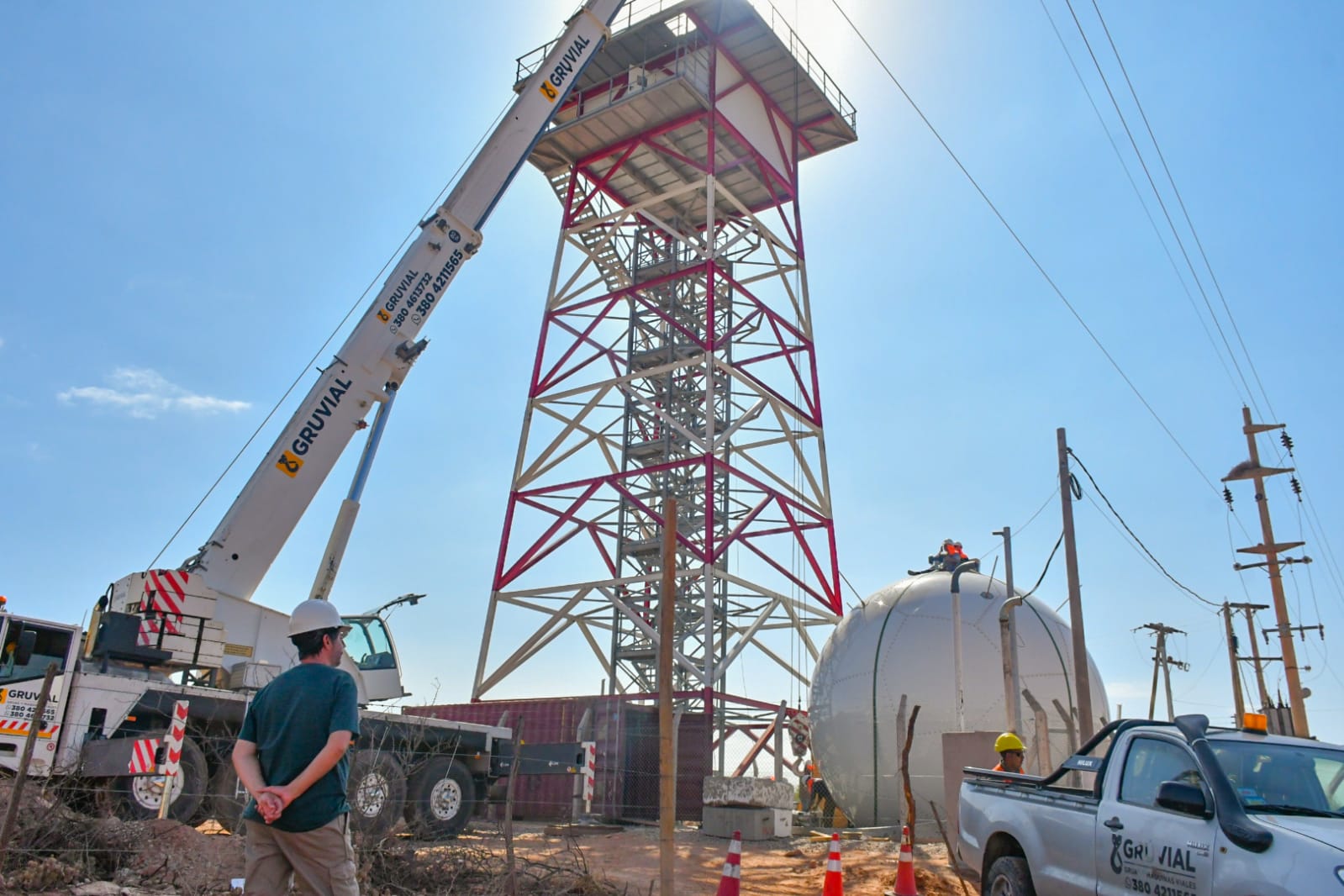 Realizan las maniobras finales para instalar el primer radar meteorológico de La Rioja.