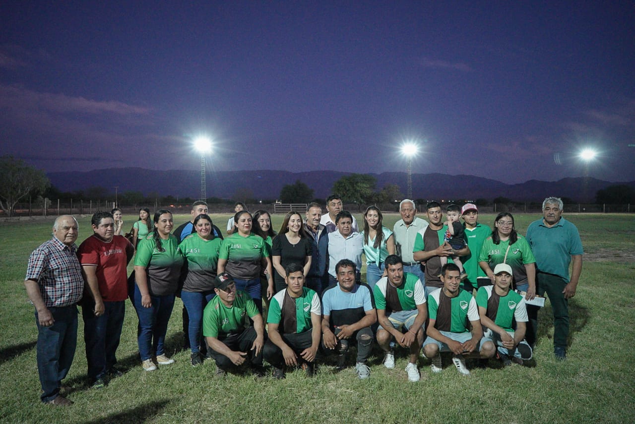 Quintela inauguró la iluminación de la cancha del Club San Isidro en Villa Mazán. 