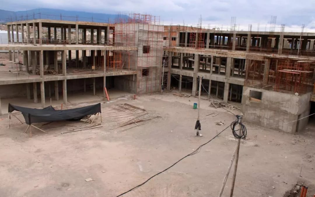 El gobernador Quintela anunció que la provincia garantizará la finalización de la obra del hospital de Chilecito.