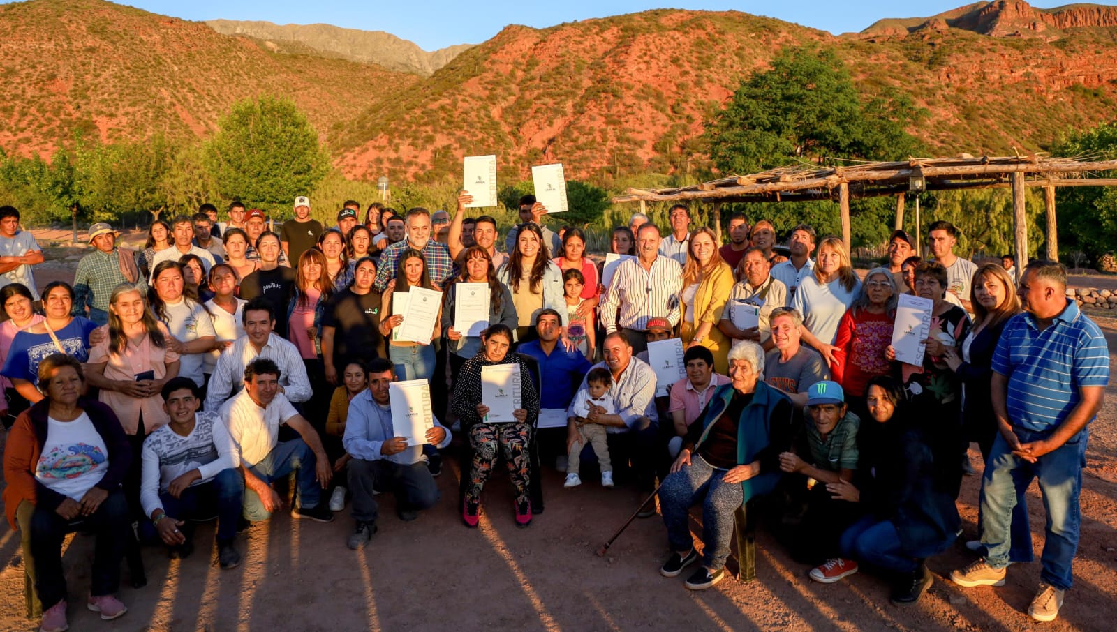 Las familias de El Cardón recibieron las escrituras de propiedad de sus tierras tras muchos años espera.