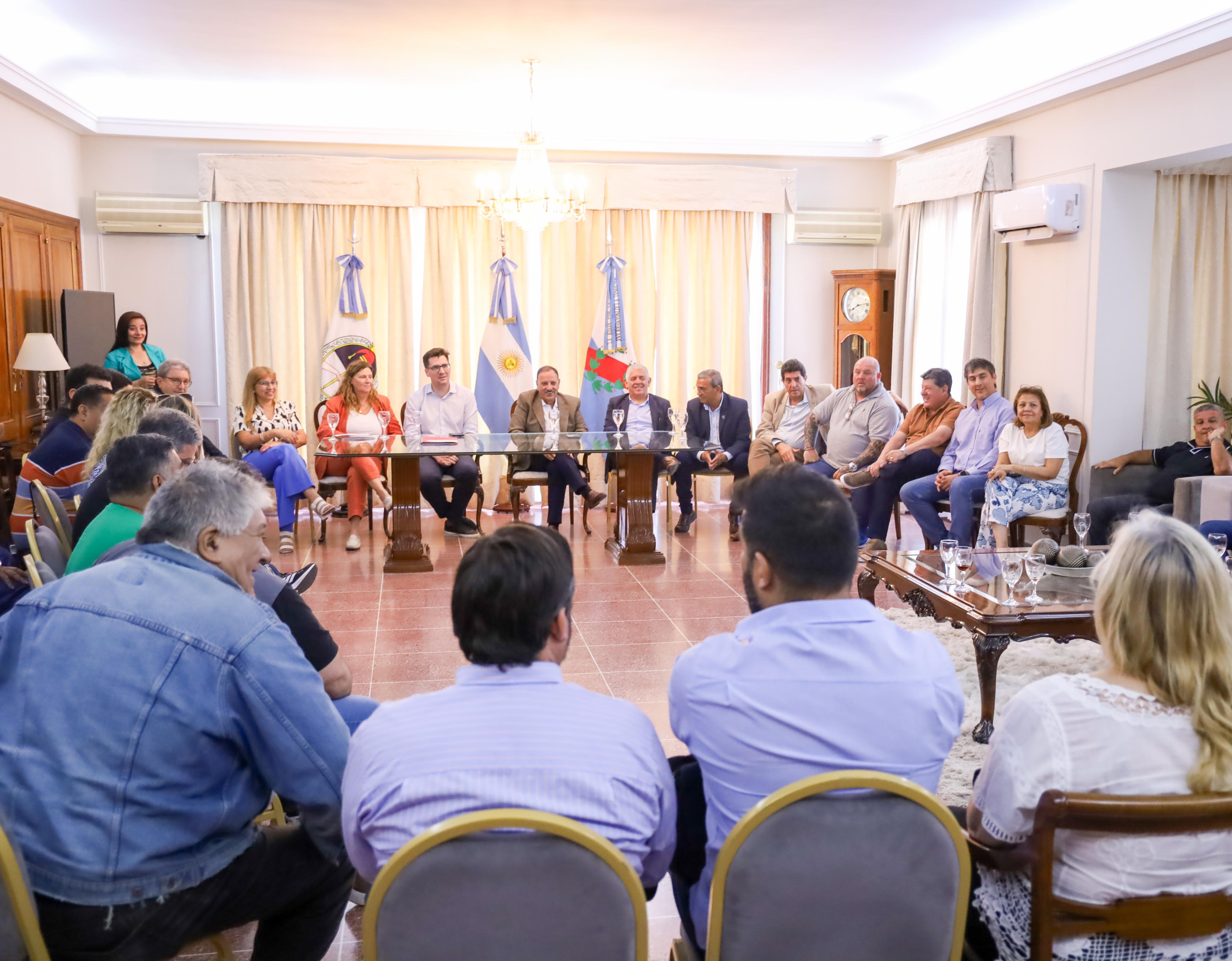 Sindicalistas de la provincia acompañaron la decisión del gobernador de incorporar un bono a trabajadores estatales.