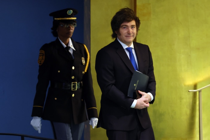 Malas noticias para Milei y Caputo: afirman que los bancos estadounidenses suspendieron el rescate para Argentina