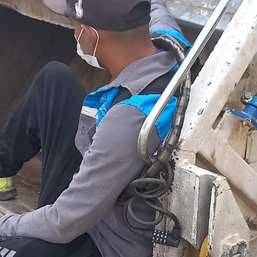 Recolectores encadenados a los camiones