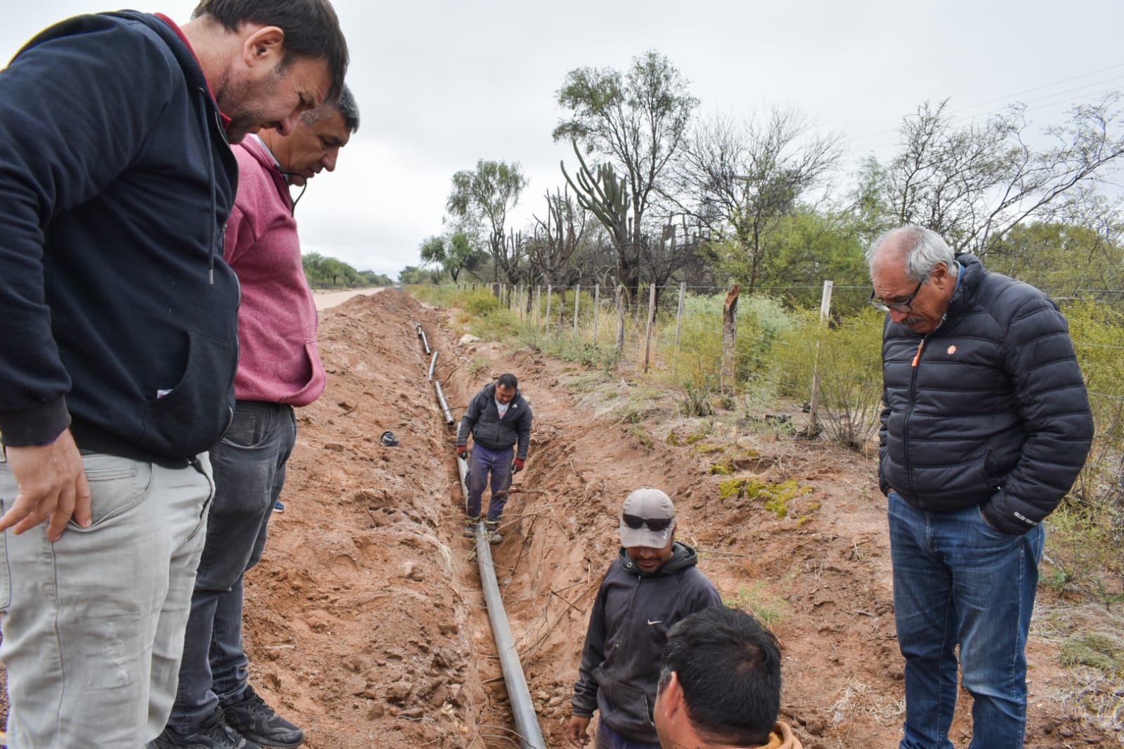 El gobierno provincial ejecuta un importante operativo de obras en los llanos riojanos.