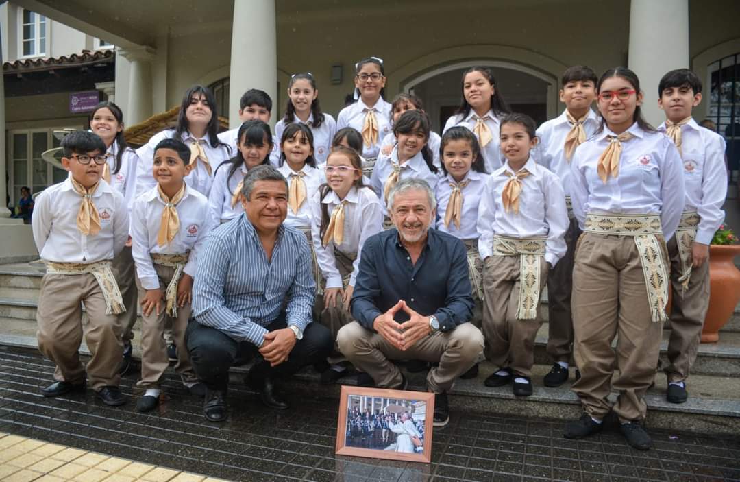 Coro de Niños riojanos le cantaron al Pesebre de la Municipalidad.