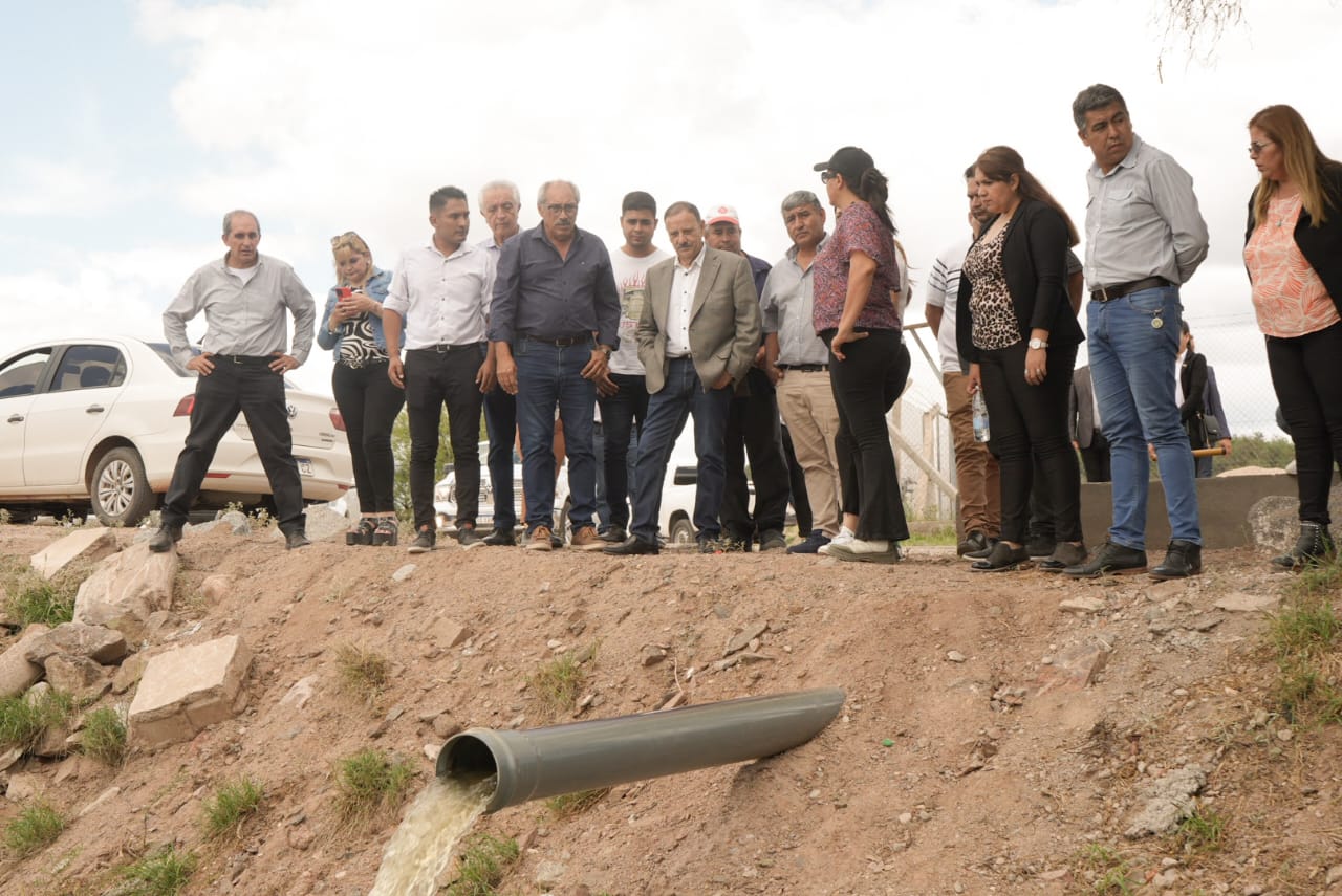 El gobernador Ricardo Quintela encabezó una visita de obra al dique de El Portezuelo.