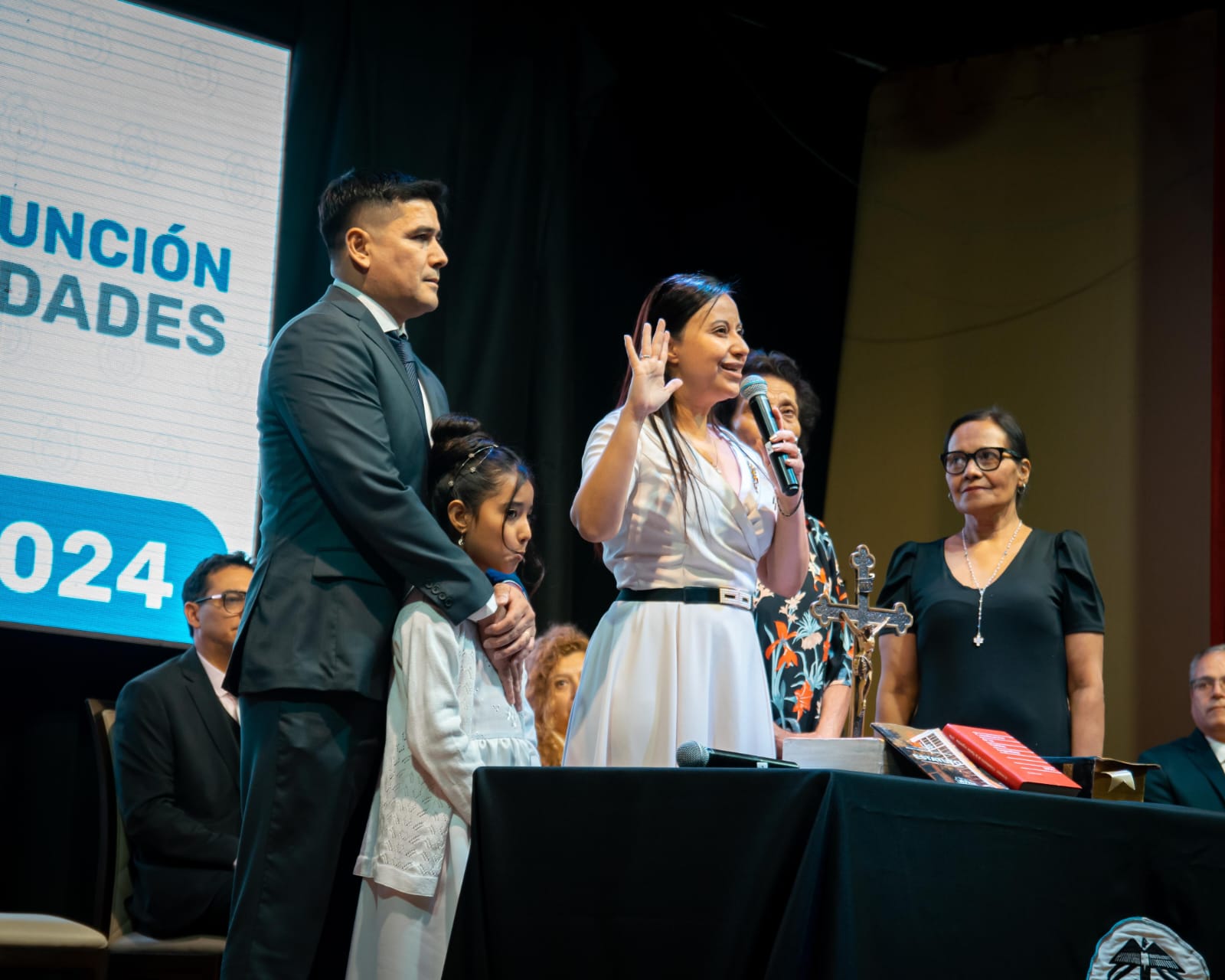 Historico. Una mujer conducira los destinos de la UNLaR.