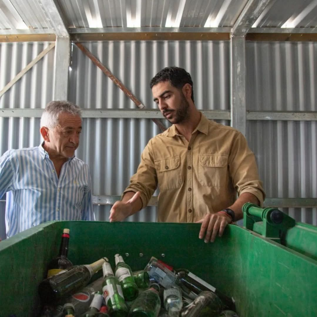 Compromiso Ambiental.  Armando Molina felicitó a los vecinos por el  correcto uso al Eco Punto. 