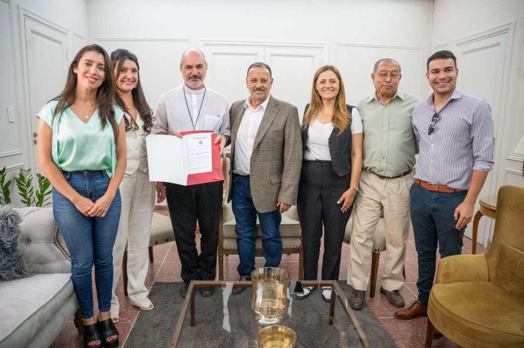 A más de un siglo de su creación, la Catedral de La Rioja recibe en manos del gobernador Ricardo Quintela las escrituras.