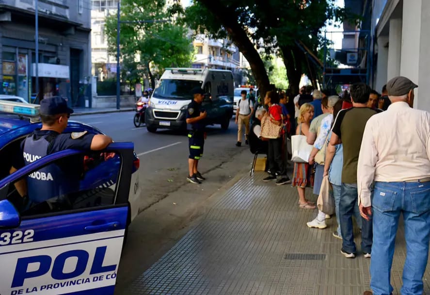 Milei lo hizo. Un jubilado quiso prenderse fuego en el PAMI por la quita de medicamentos. 