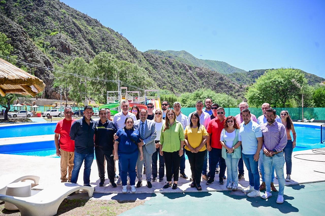 El gobernador visitó el Parque Acuático previo a su reapertura.